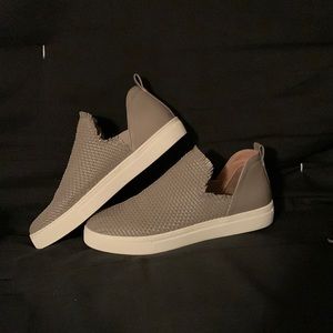 I’m selling these super cute shoes! They are a size 7.5, only wore once!
